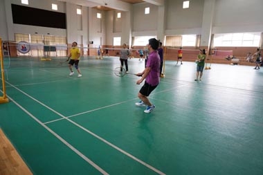 山東大區(qū)職能部門(mén)員工正在進(jìn)行羽毛球比賽