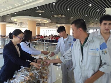 開業(yè)當(dāng)天，餐廳為甲方員工發(fā)放精美曲奇