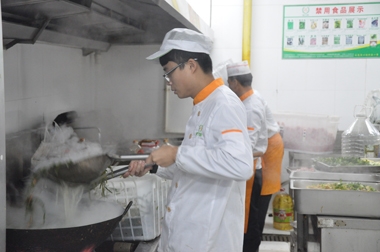 廚師正在炒制菜品 廚師正在炒制菜品