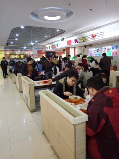 顧客正在美食廣場就餐 顧客正在美食廣場就餐