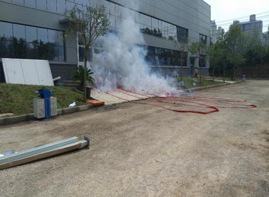 燃放鞭炮慶祝開(kāi)業(yè)