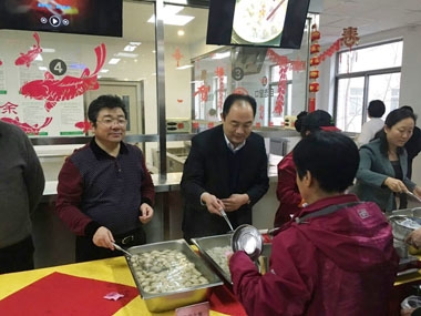 薦董為顧客分發(fā)水餃 薦董為顧客分發(fā)水餃