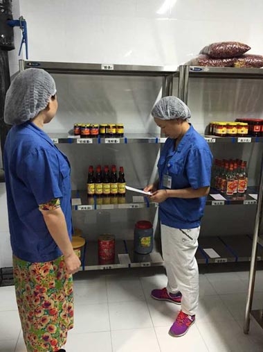 甲方員工查看餐廳庫房 甲方員工查看餐廳庫房