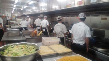 奔馳后廚清一色的年輕廚師 奔馳后廚清一色的年輕廚師