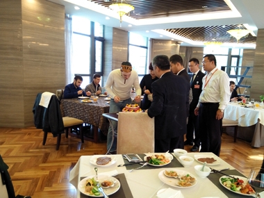 外籍客人切生日蛋糕 外籍客人切生日蛋糕