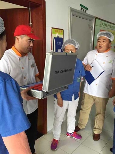 甲方員工觀看餐廳的農(nóng)殘檢測 甲方員工觀看餐廳的農(nóng)殘檢測