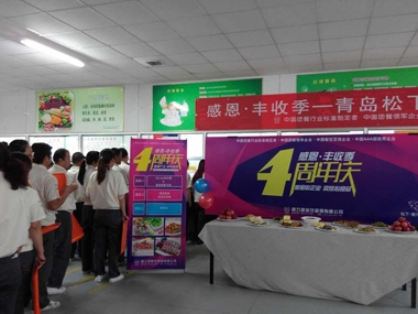 甲方員工排隊選購美食 甲方員工排隊選購美食