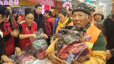 健力源美食廣場的&ldquo;冬日暖心&rdquo;活動環(huán)衛(wèi)工人領(lǐng)取手套