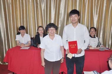 顧總為本次培訓(xùn)第一名王明湘頒發(fā)證書 顧總為本次培訓(xùn)第一名王明湘頒發(fā)證書