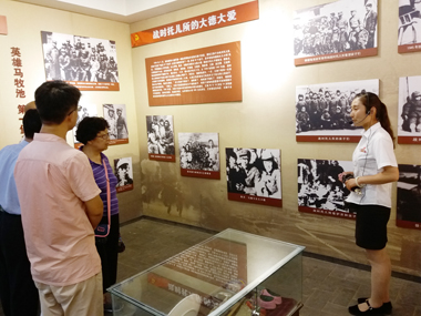 黨員們認(rèn)真聆聽紅嫂的故事 黨員們認(rèn)真聆聽紅嫂的故事