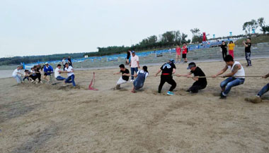鐵西寶馬餐廳員工舉行拔河比賽 鐵西寶馬餐廳員工舉行拔河比賽