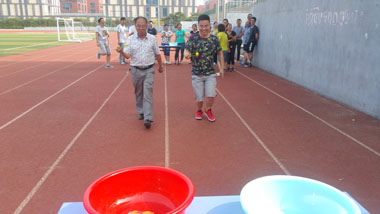 山東大區(qū)職能部門員工進行夾乒乓球比賽 山東大區(qū)職能部門員工進行夾乒乓球比賽