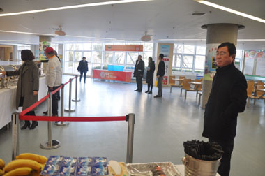 葛總在餐廳查看午餐準備情況 葛總在餐廳查看午餐準備情況