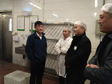 體系安全中心謝總到餐廳看望員工 體系安全中心謝總到餐廳看望員工