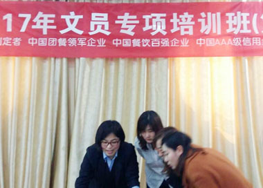 人力資源部劉桂梅現(xiàn)場進行U9人力系統(tǒng)演示 人力資源部劉桂梅現(xiàn)場進行U9人力系統(tǒng)演示