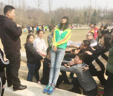 信任背摔 信任背摔