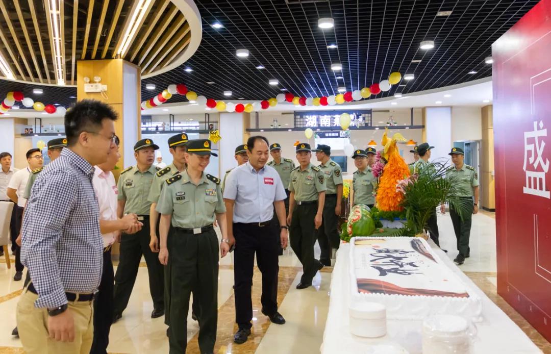 甲方領(lǐng)導(dǎo)與公司薦董張總參加開(kāi)業(yè)儀式