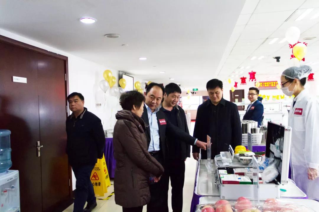 薦董為商標局領導講解我們的食材農殘檢測和餐具清潔度檢測 薦董為商標局領導講解我們的食材農殘檢測和餐具清潔度檢測