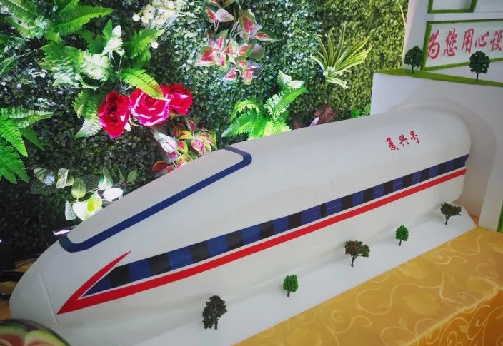 手工制作的動車模型&ldquo;復(fù)興號&rdquo;