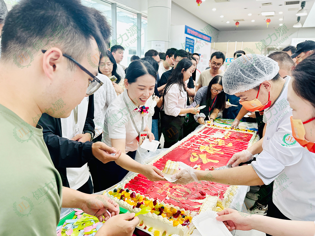 南京某餐廳開業(yè)現(xiàn)場(chǎng) 為顧客發(fā)放蛋糕.jpg