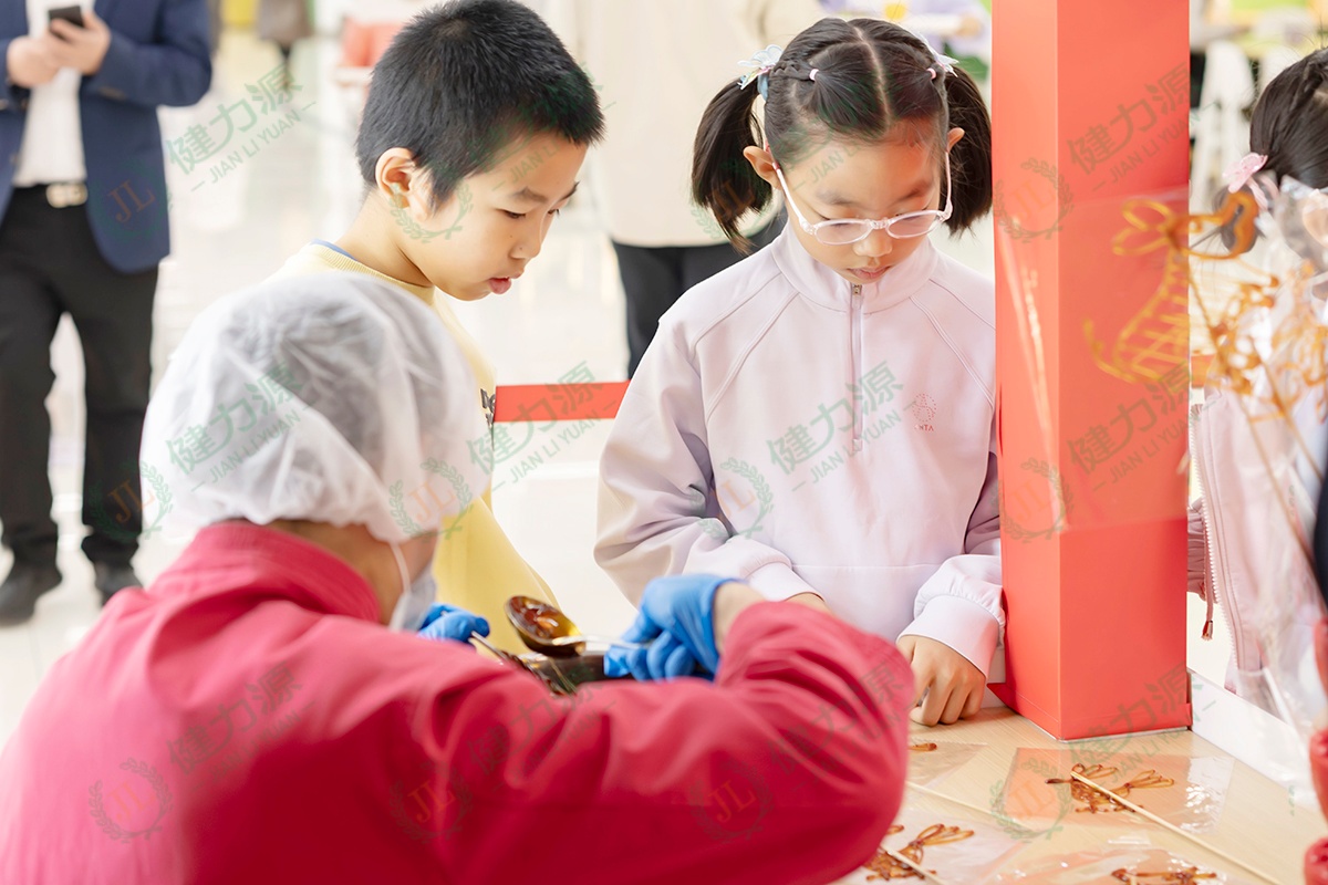 小朋友們正在觀摩畫糖人手藝 (1).jpg