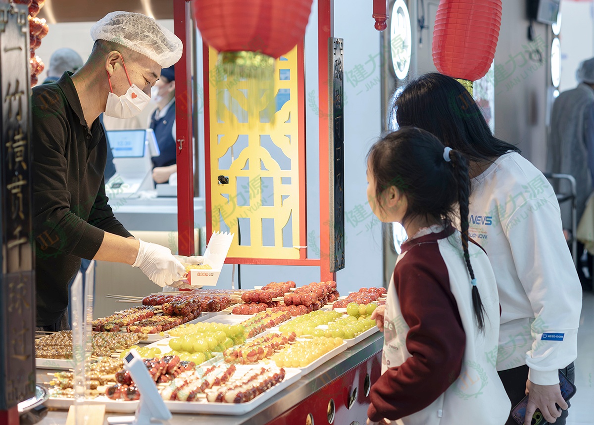 小朋友正在糖葫蘆花車前選購 (1).jpg