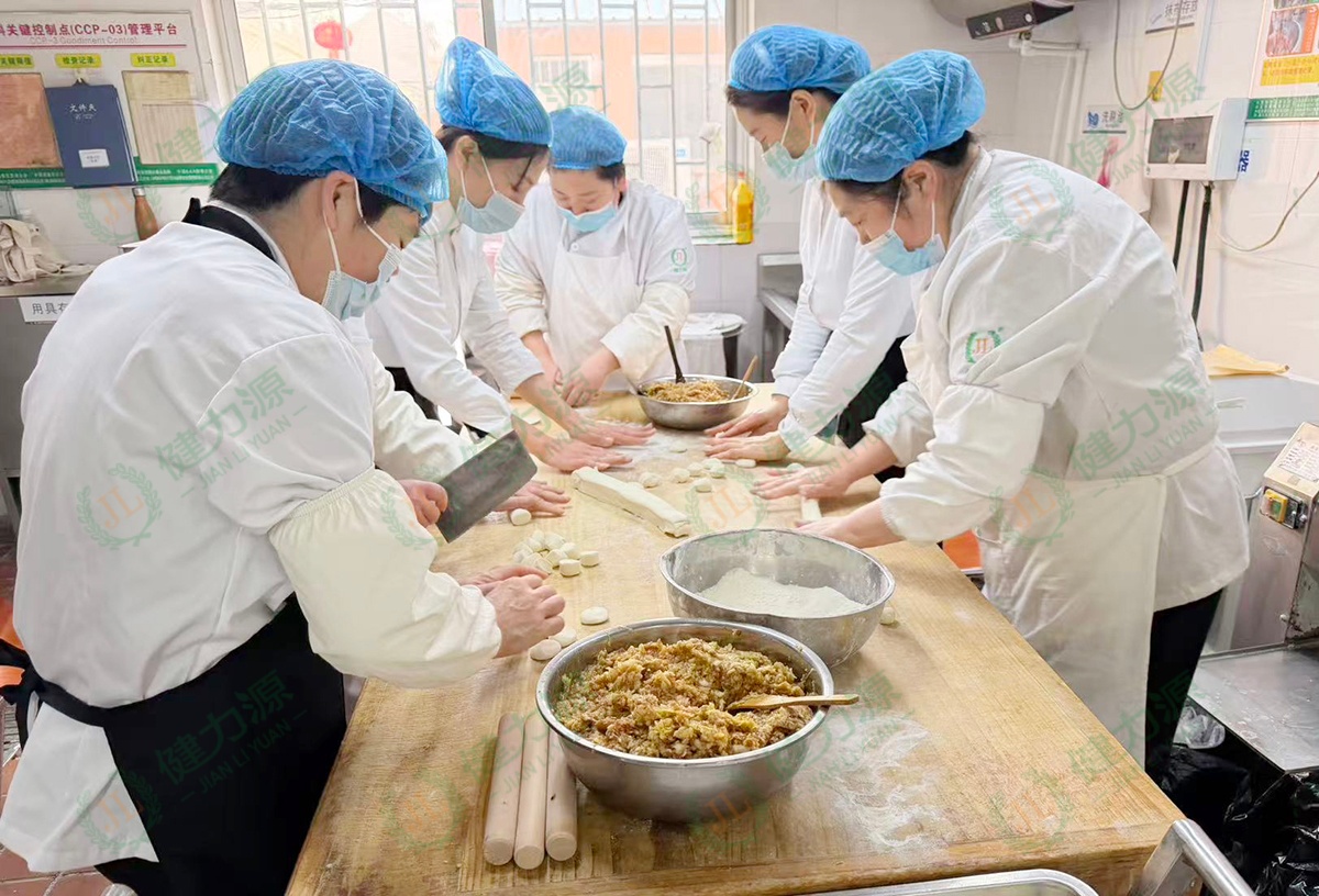 青島7區(qū)某供電餐廳 員工正在包水餃 (1).jpg