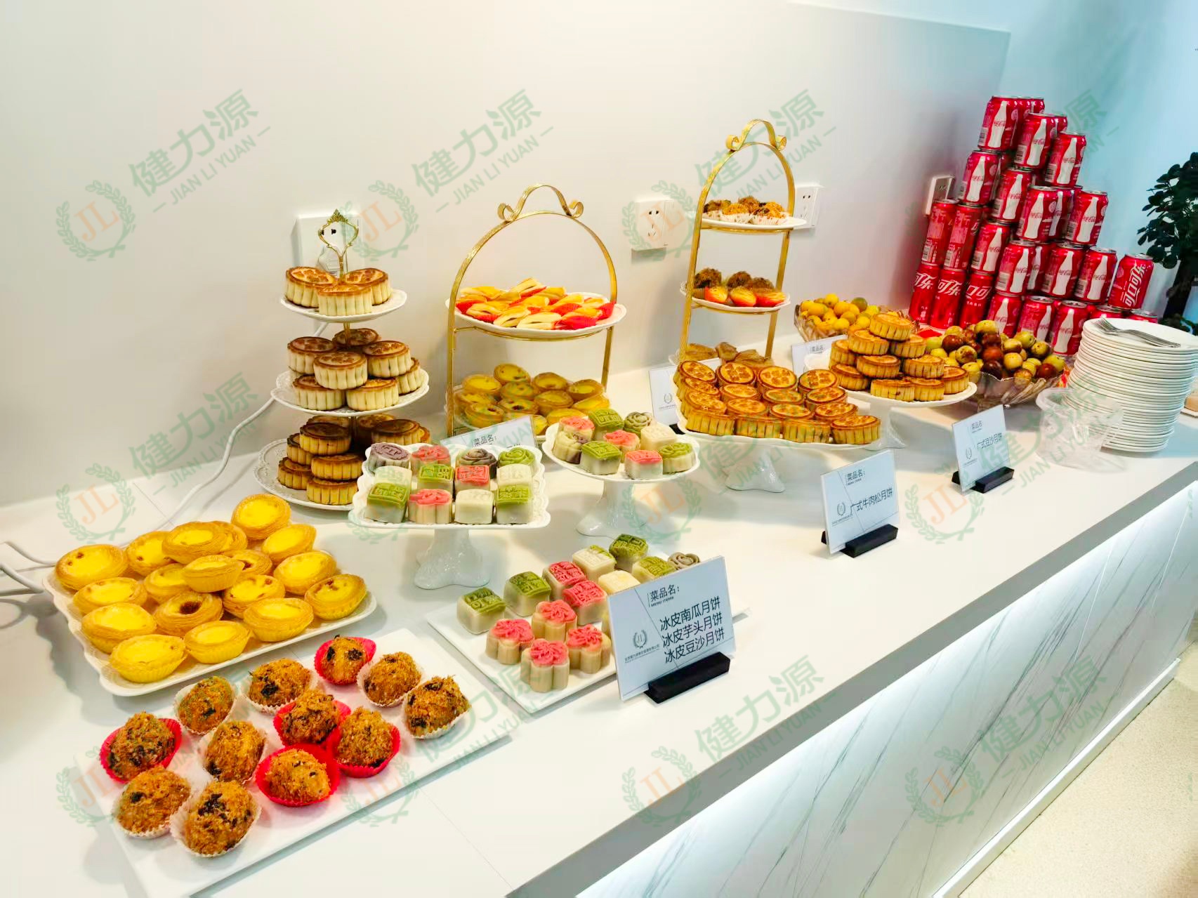 擺滿月餅的中秋活動(dòng)展臺(tái).jpg