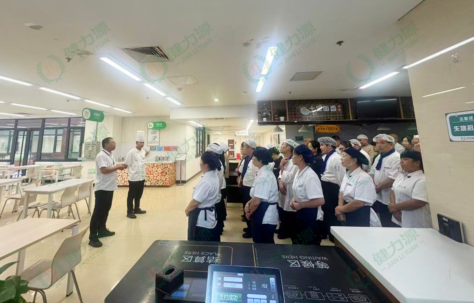 餐廳內(nèi)進(jìn)行專(zhuān)項(xiàng)安全培訓(xùn) (1).jpg