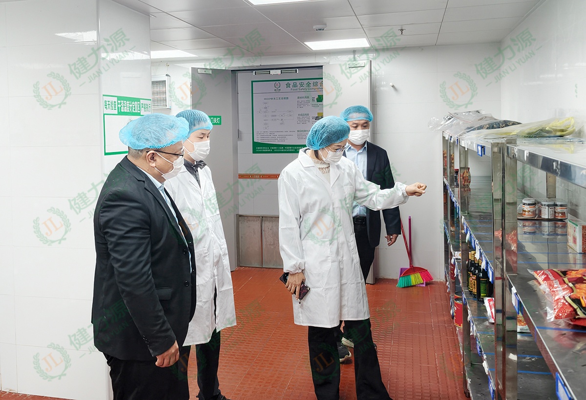 南部大區(qū)總經(jīng)理呂海紅在餐廳現(xiàn)場檢查 (1).jpg