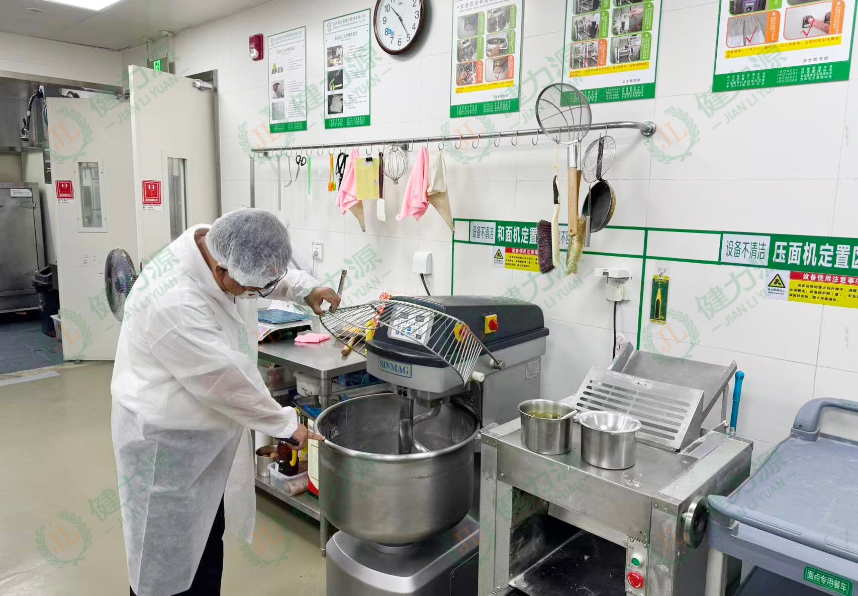 現(xiàn)場(chǎng)進(jìn)行安全檢查 (2).jpg