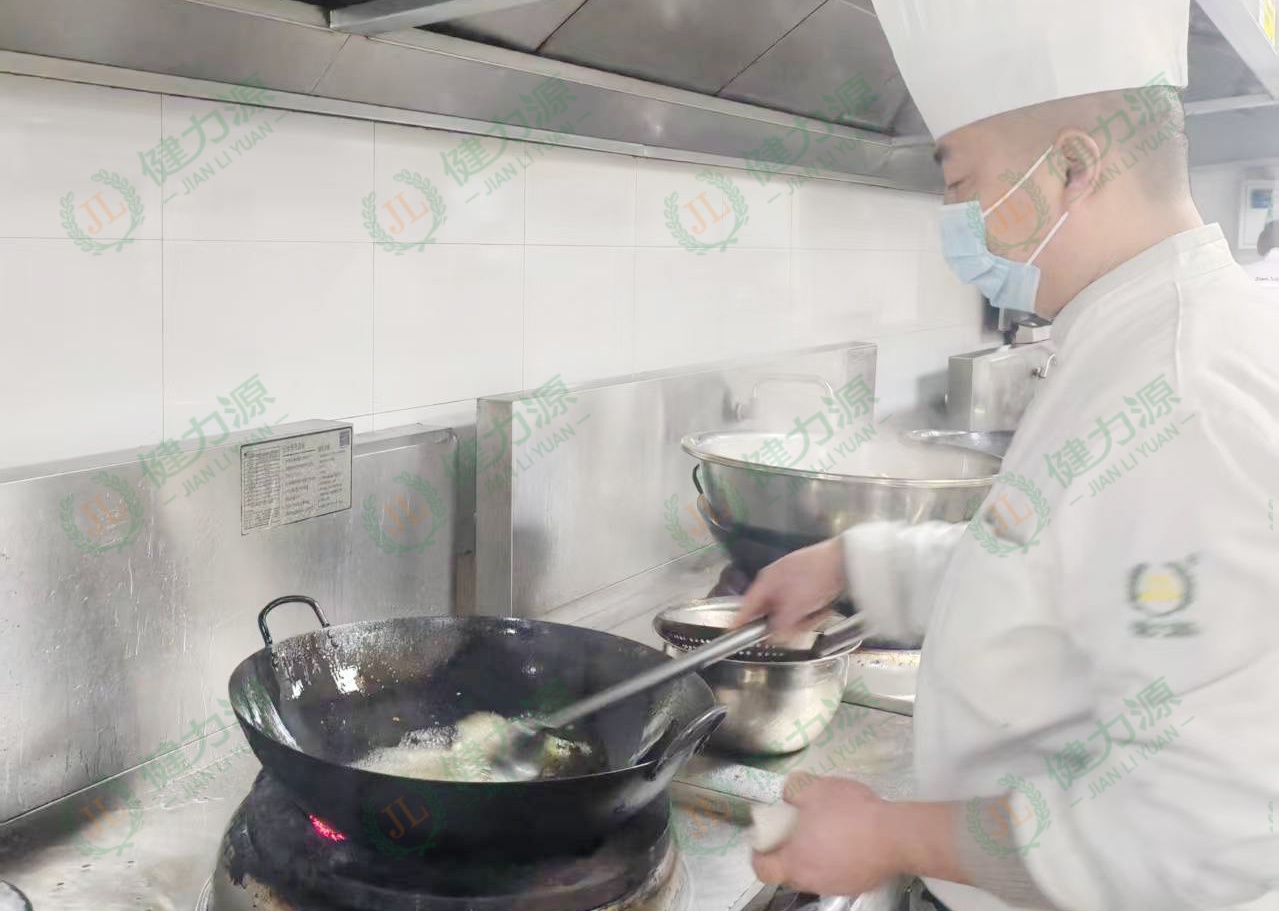 成都某部隊餐廳 連續(xù)多年守崗的餐廳經(jīng)理胡李周 (1).jpg