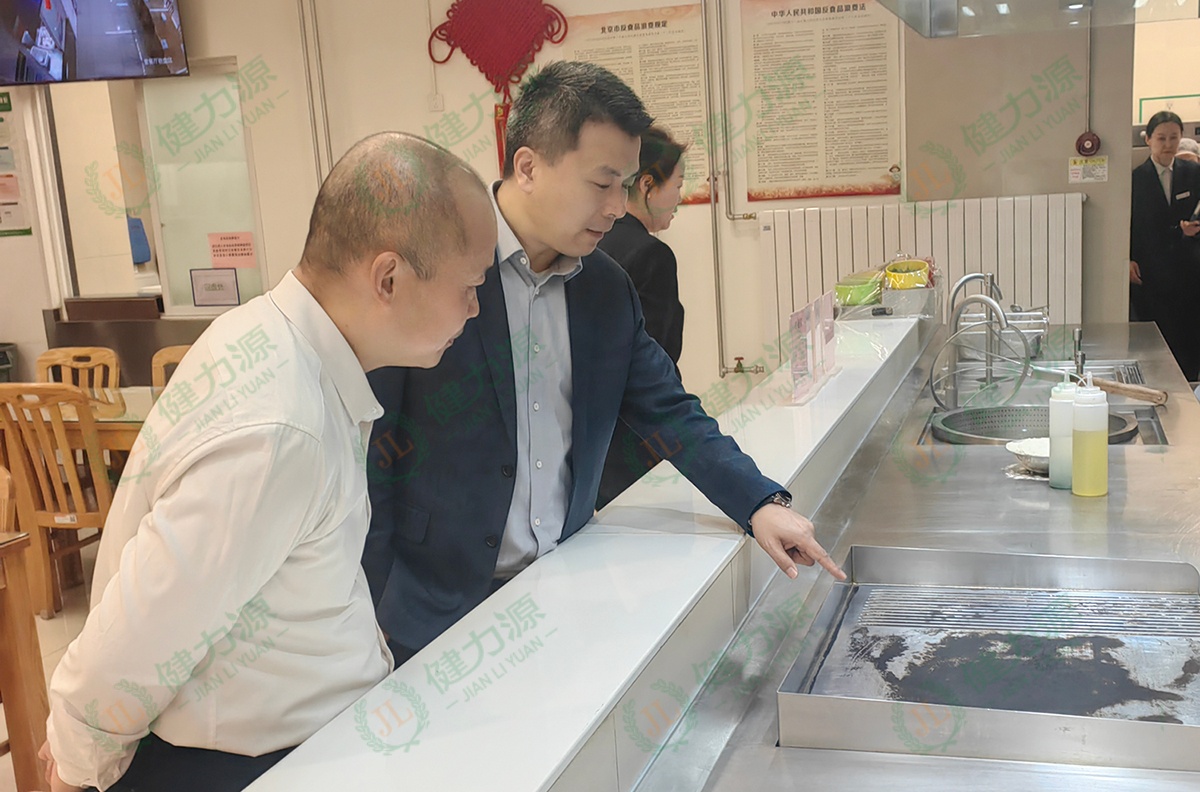北京大區(qū)總經(jīng)理張成龍、集團體系安全總監(jiān)謝水甫在餐廳現(xiàn)場檢查 (1).jpg