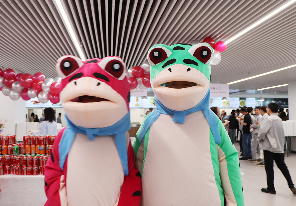 逗趣人偶參與餐廳開業(yè)互動(dòng).jpg