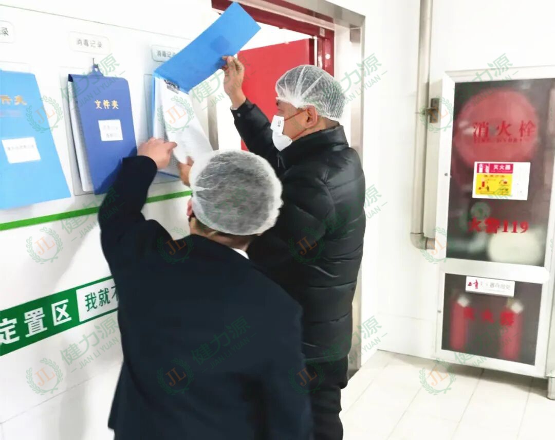 體系安全工作人員在餐廳現(xiàn)場檢查 (1).jpg