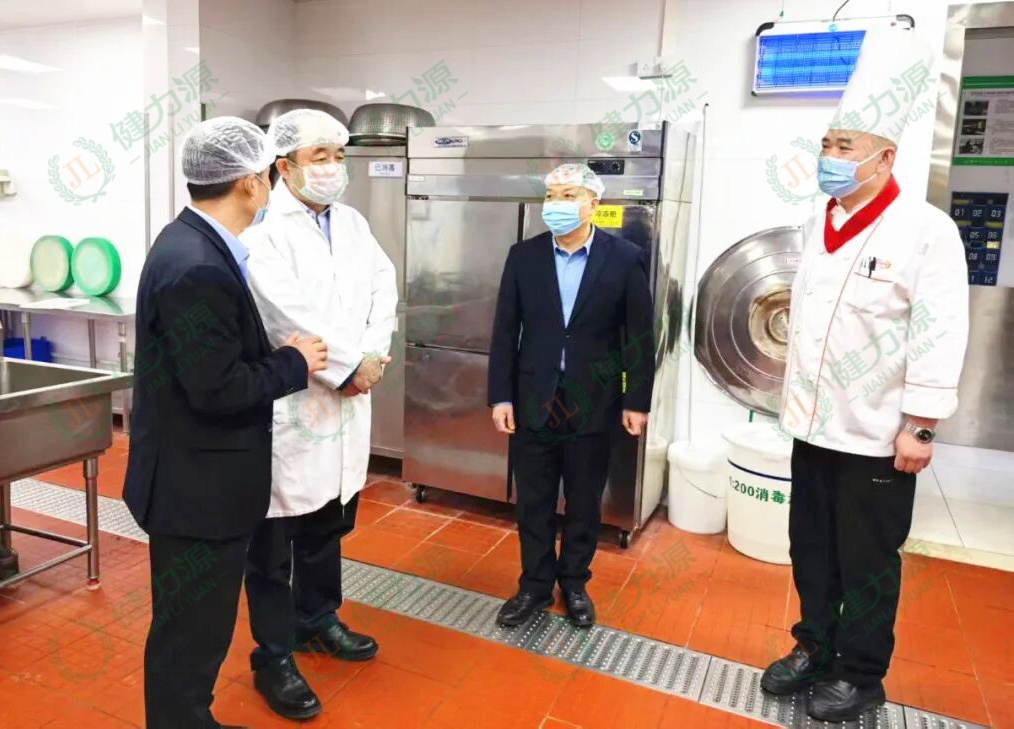 薦世新董事長在餐廳現(xiàn)場檢查工作 (1).jpg