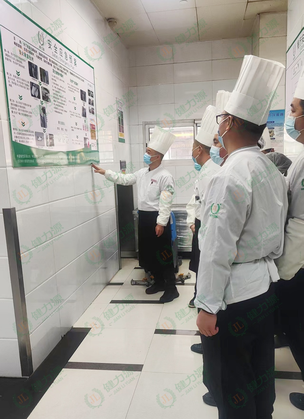 健力源某餐廳員工講解安全應急預案 (1).jpg