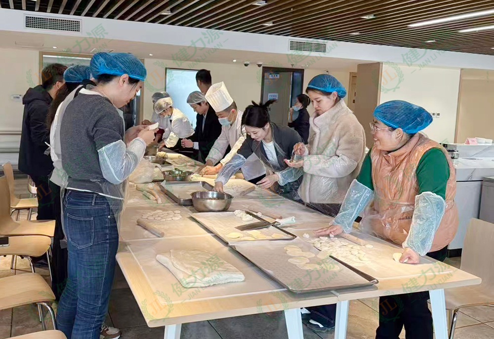 顧客包餃子2 (1).jpg