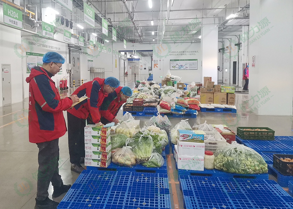 大年初一，青島供應(yīng)鏈基地守崗員工正在工作 (1).jpg