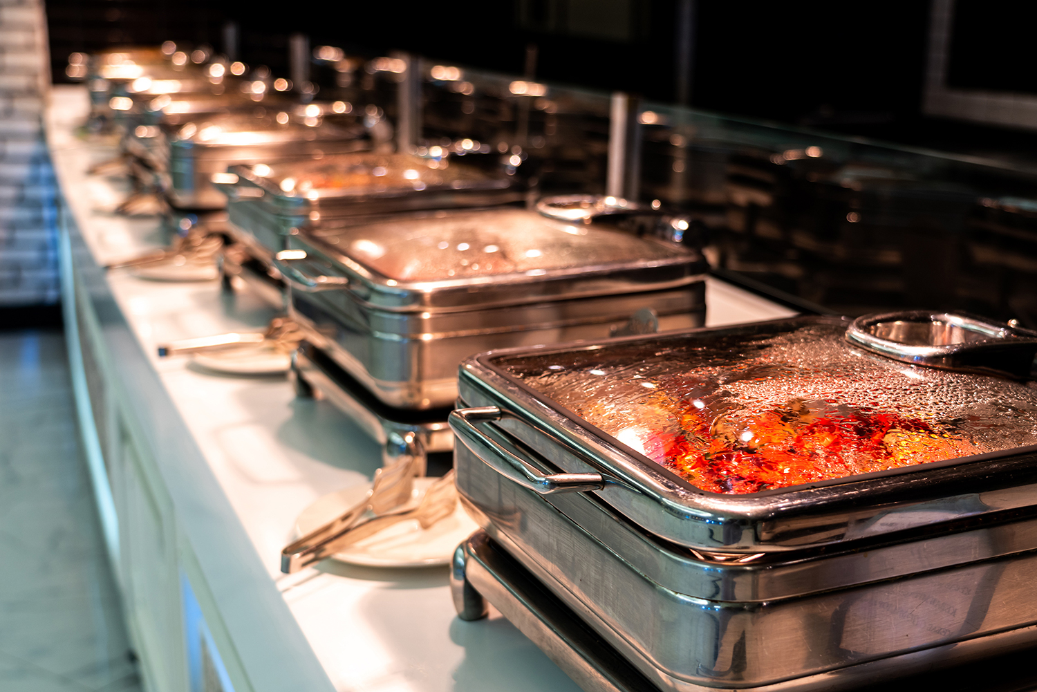 攝圖網(wǎng)_327570914_餐飲伙食食品 加熱盤托盤 準備在旅館餐廳服務(wù)盤子宴會食物廚房酒吧多樣性派對酒店小吃臺面（企業(yè)商用）.jpg