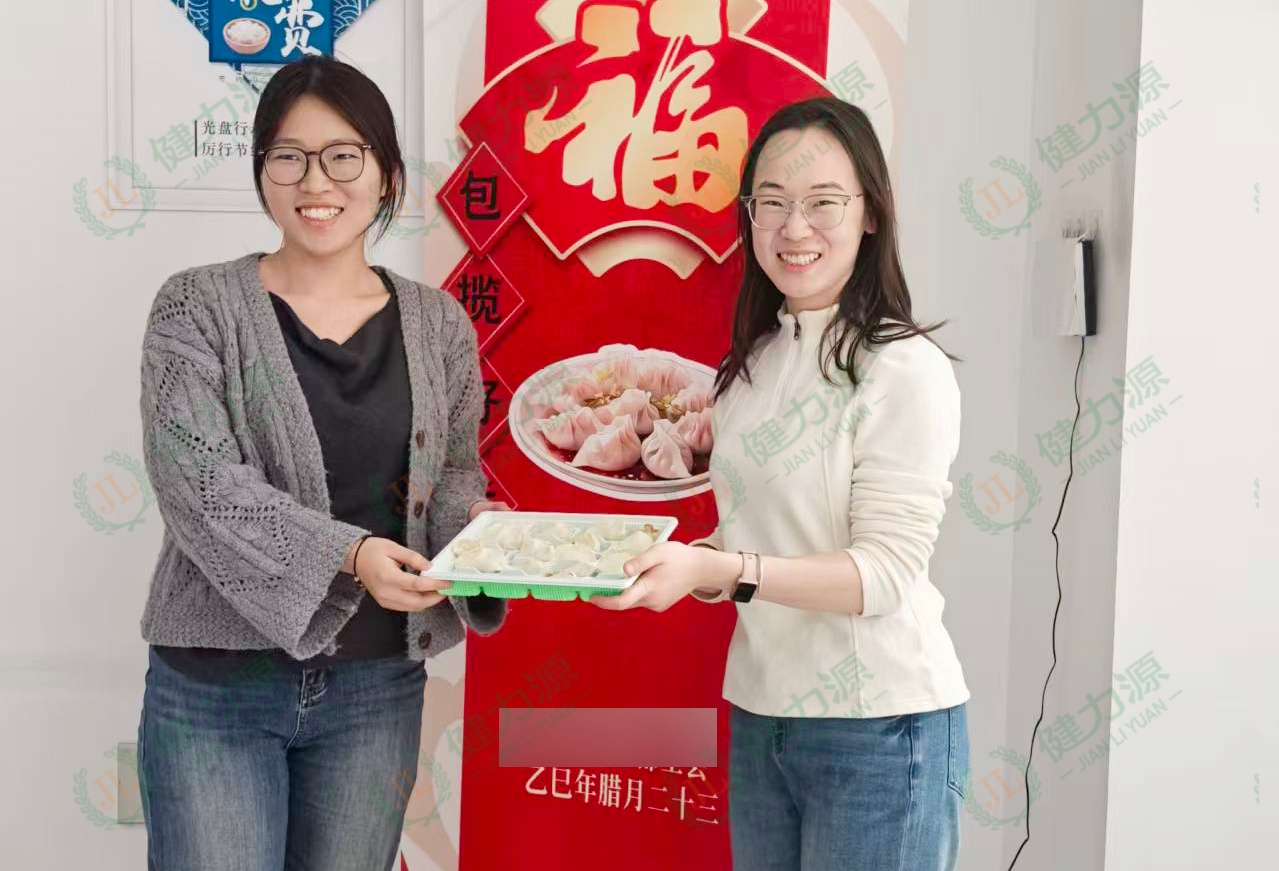 顧客展示包好的餃子 (1).jpg