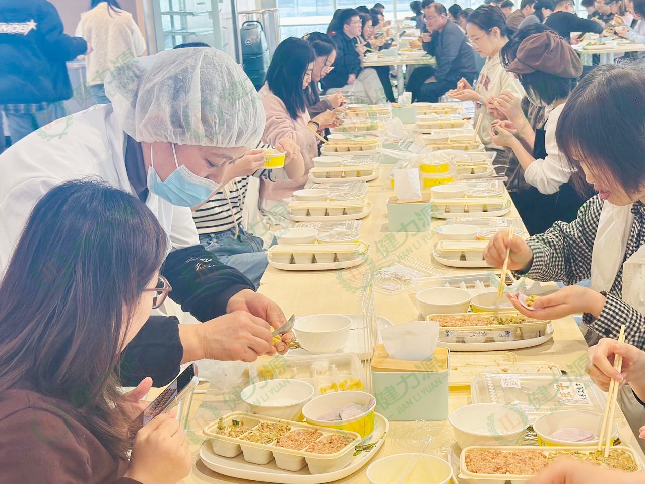 顧客們參與包餃子活動 (1).jpg