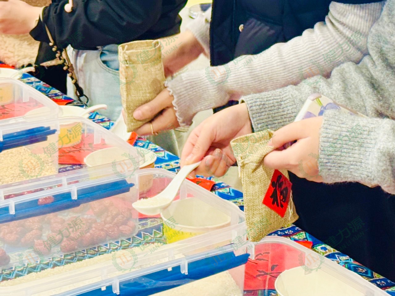 顧客們正在DIY臘八粥原料 (1).jpg