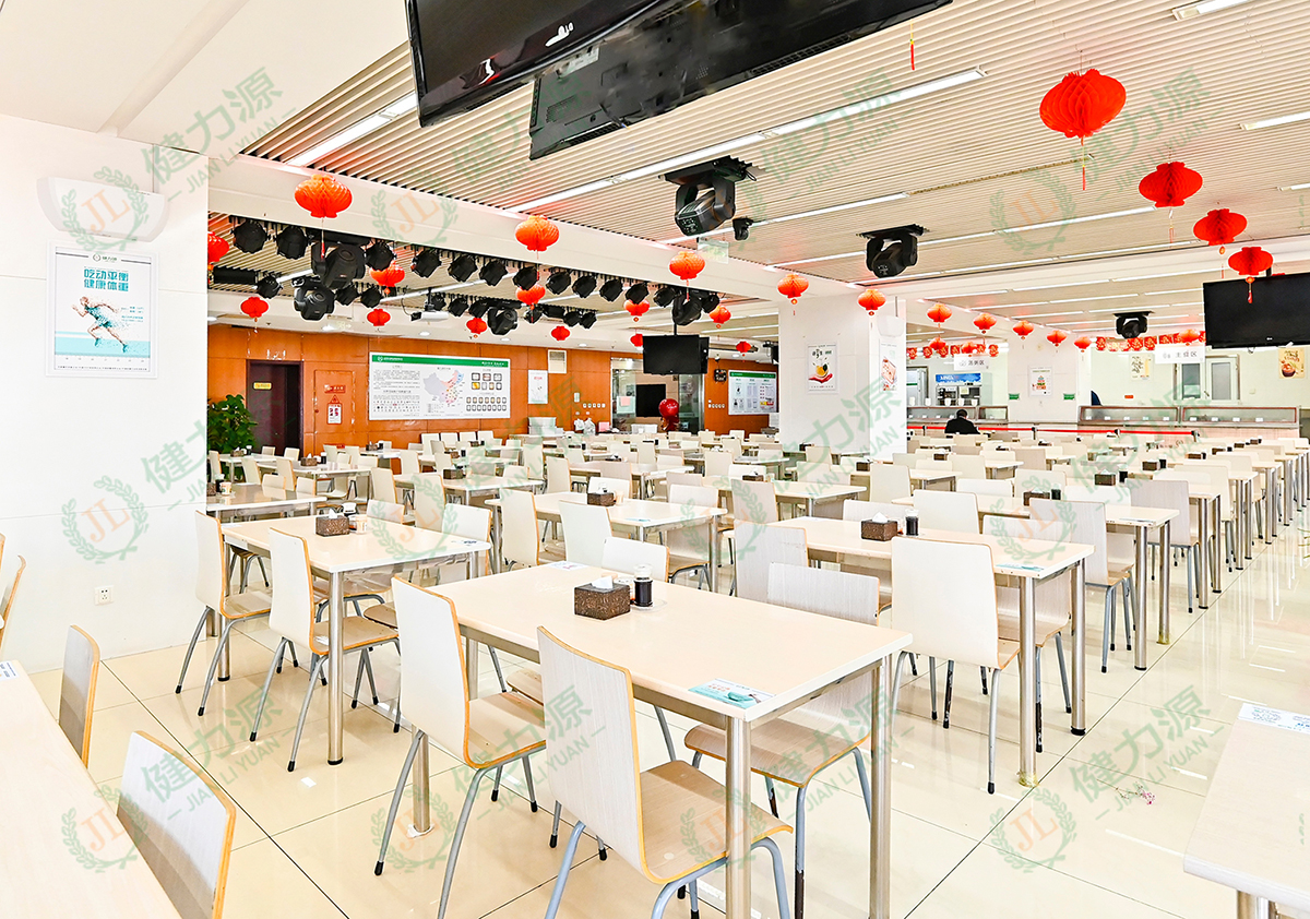 紅色燈籠裝點(diǎn) 新餐廳喜慶洋洋.jpg