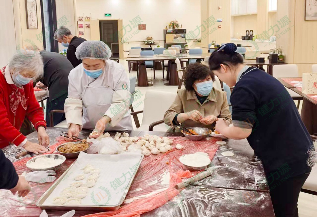 青島7區(qū)某養(yǎng)老院餐廳 員工和老人們正在包水餃 (1).jpg