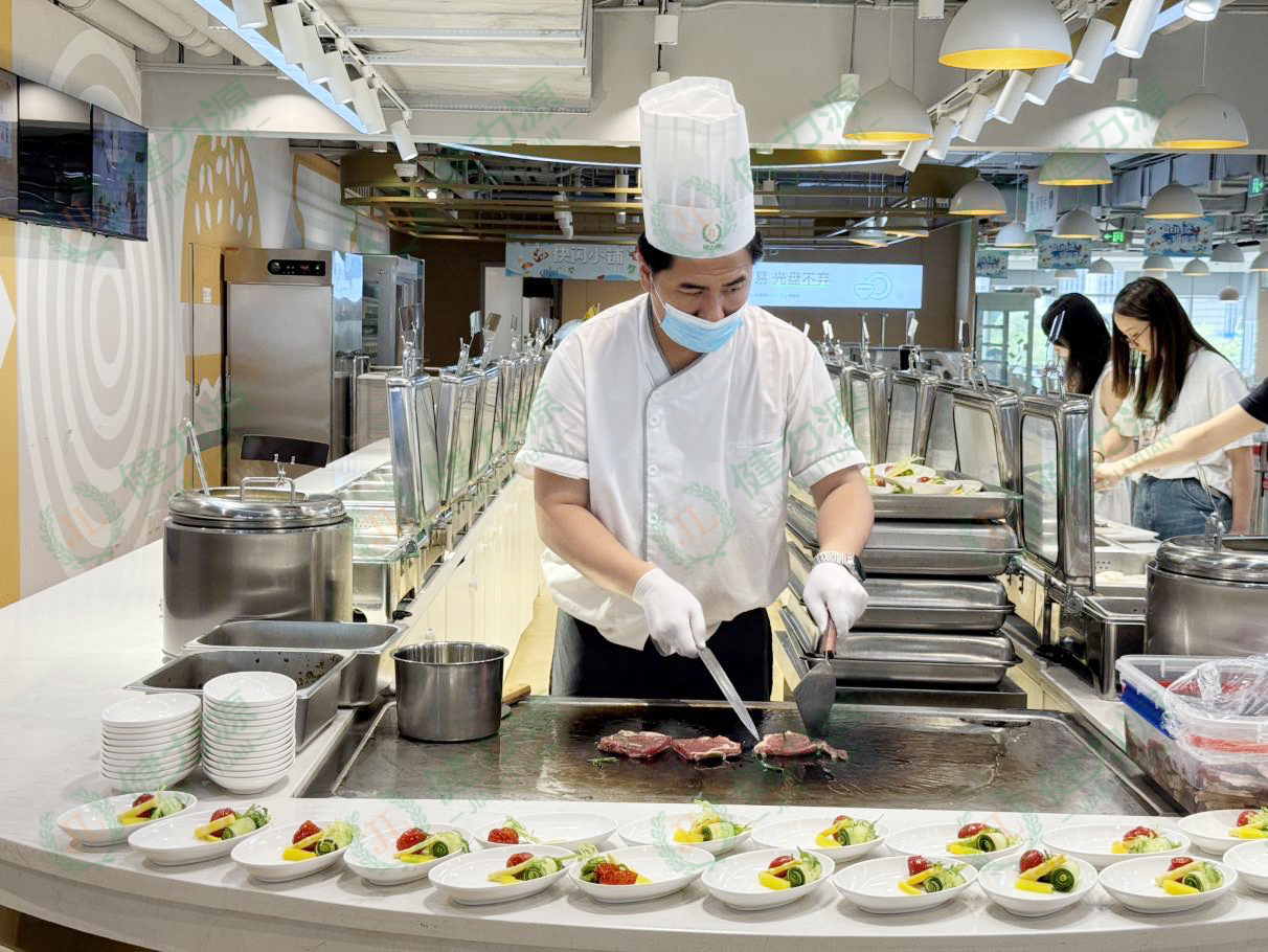 廚師正在現(xiàn)場制作.jpg