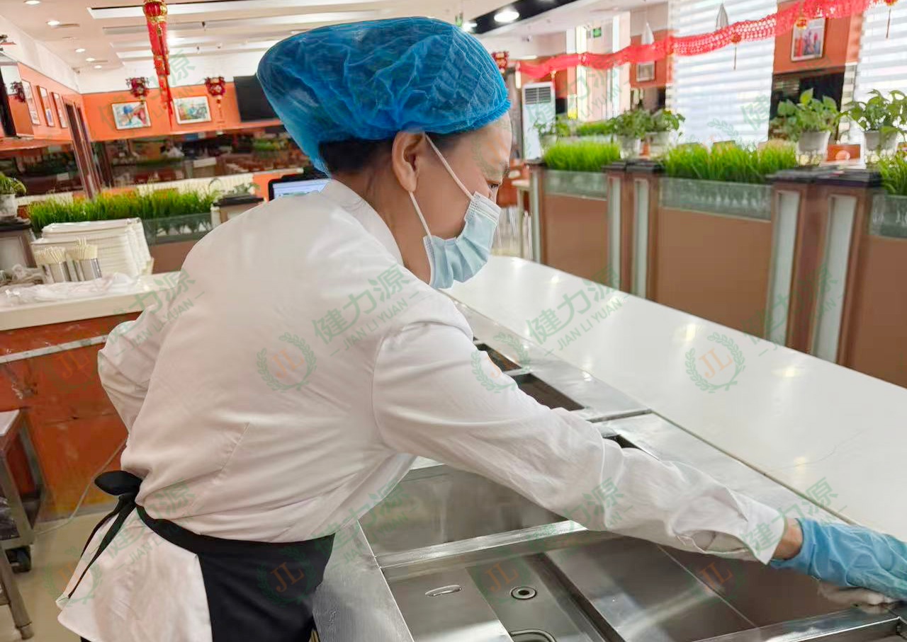 某供電公司餐廳服務(wù)人員王愛平 連續(xù)10年除夕在崗 (1).jpg