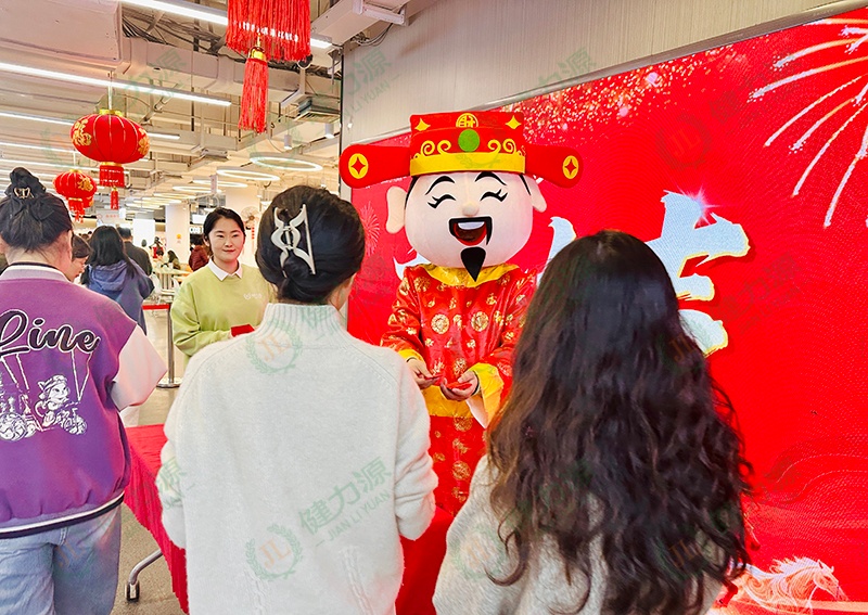 “財神爺”與顧客驚喜互動 (1).jpg