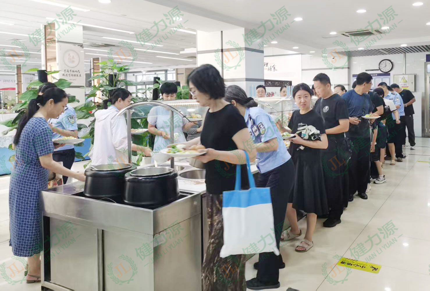 山東某監(jiān)獄餐廳 顧客們正在排隊取餐.jpg