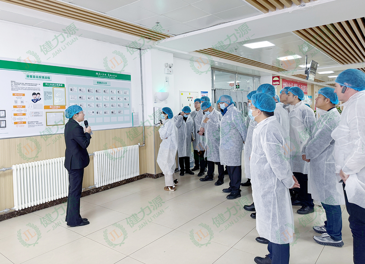 在大廳統(tǒng)一展示健康證 講解晨檢及外來人員來訪相關(guān)管理制度.jpg